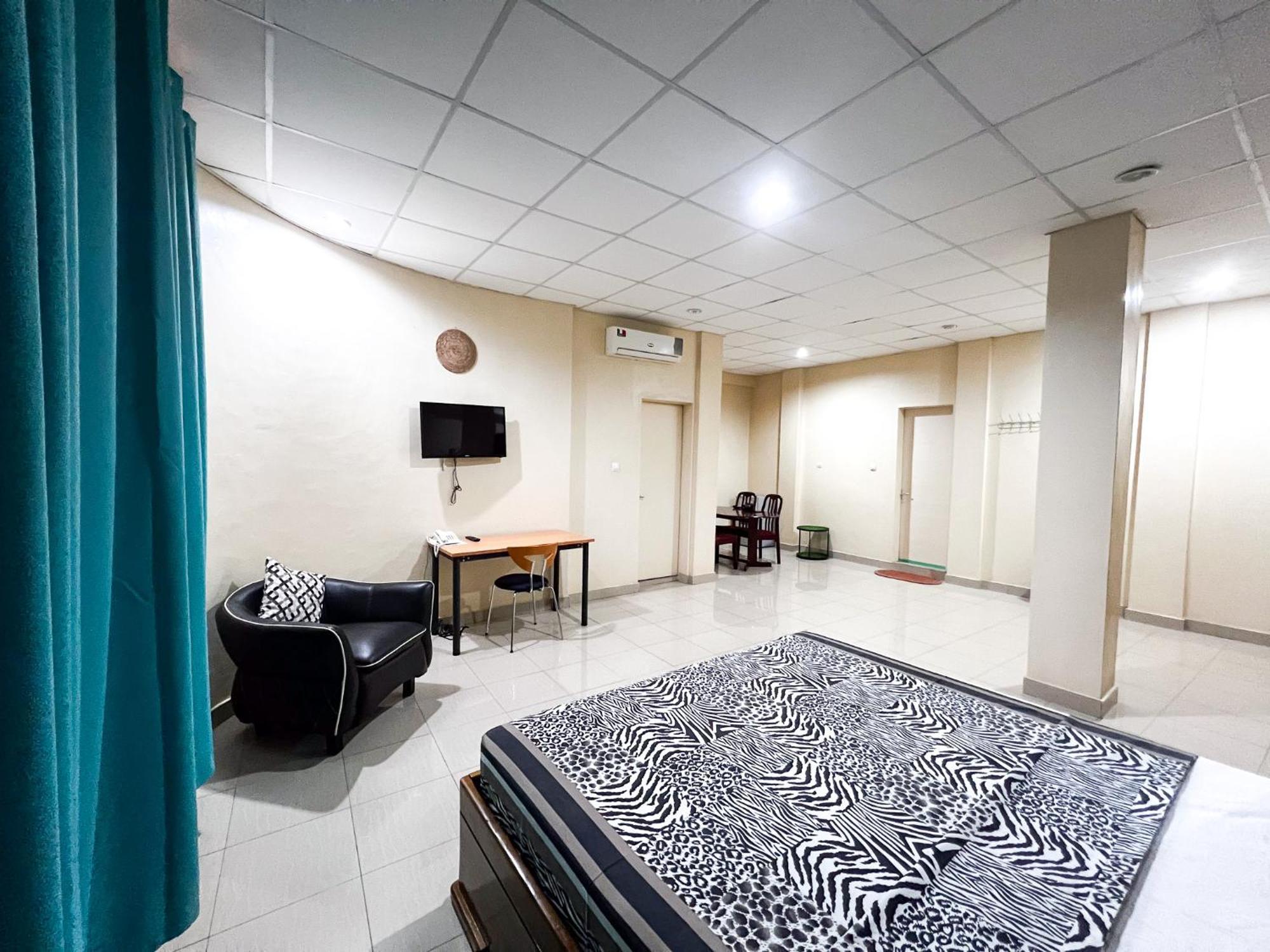 Hotel Les Fleurettes 와가두구 외부 사진